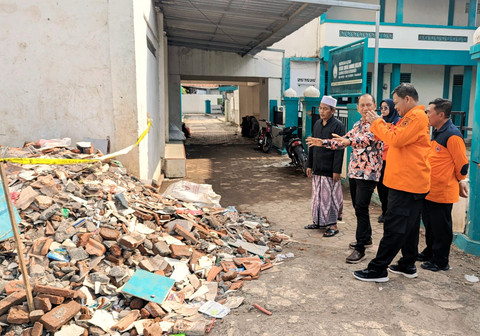 BPBD Jawa Timur meninjau Ponpes Salafiyah Syafi'iyyah Syekh Abdul Qodir Jaelani, Besuki, Situbondo usai atap bangunan asrama putri ambruk. Foto: Dok. BPBD Jatim