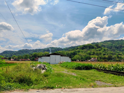 Pemandangan membentang Dusun Jombor yang viral usai menjadi lokasi syuting sebuah film di Kalurahan Srimulyo, Kapanewon Piyungan, Kabupaten Bantul.  Foto: Arfiansyah Panji Purnandaru/kumparan