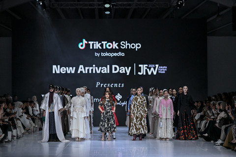 TikTok Shop by Tokopedia mengajak enam brand fashion lokal dalam kolaborasi bertajuk New Arrival Day di JFW 2026. Foto: Dok. JFW 2026