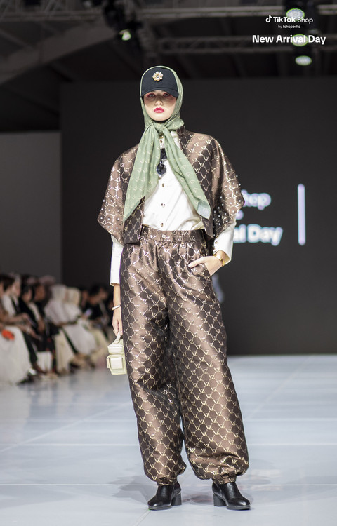 Koleksi busana Vivi Zubedi di JFW 2026. Foto: Dok. Tokopedia