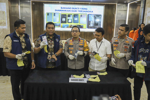 Kabid Humas Polda Metro Jaya Brigjen Pol Ade Ary Syam menunjukkan barang bukti yang digunakan tersangka kasus penipuan online dan tindak pidana pencucian uang (TPPU) di Polda Metro Jaya, Jakarta, Jumat (31/10/2025). Foto: Iqbal Firdaus/kumparan