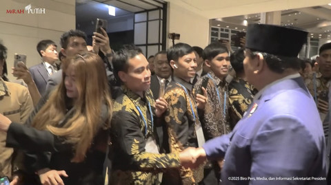 Presiden Prabowo Subianto berjabat tangan dengan warga negara Indonesia yang tinggal di Korea Selatan saat ingin menghadiri KTT APEC di Korea Selatan, Kamis (30/10/2025). Foto: Youtube/Sekretariat Presiden