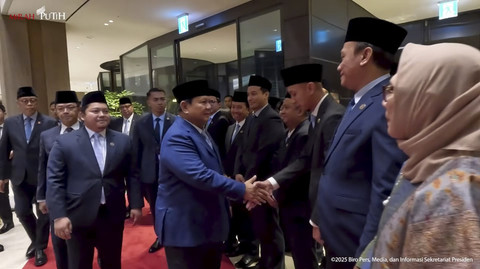 Presiden Prabowo Subianto berjabat tangan dengan warga negara Indonesia yang tinggal di Korea Selatan saat ingin menghadiri KTT APEC di Korea Selatan, Kamis (30/10/2025). Foto: Youtube/Sekretariat Presiden
