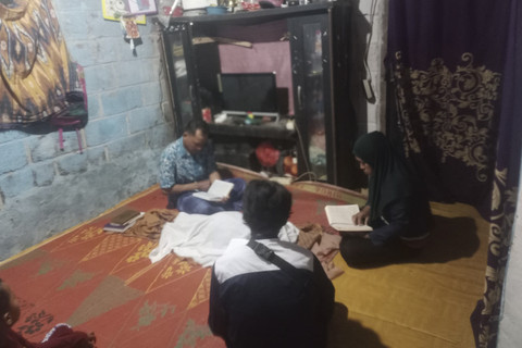 Kakak-beradik di Kampung Piket, Desa Sukatenang, Kecamatan Sukawangi, Kabupaten Bekasi, diserang kawanan tawon pada Rabu (29/10/2025). Foto: Dok. Istimewa