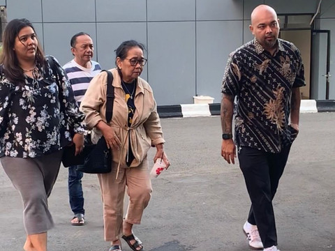 Ibunda Onadio Leonardo datangi Polres Metro Jakarta Barat.  Foto: Vincentius Mario/kumparan