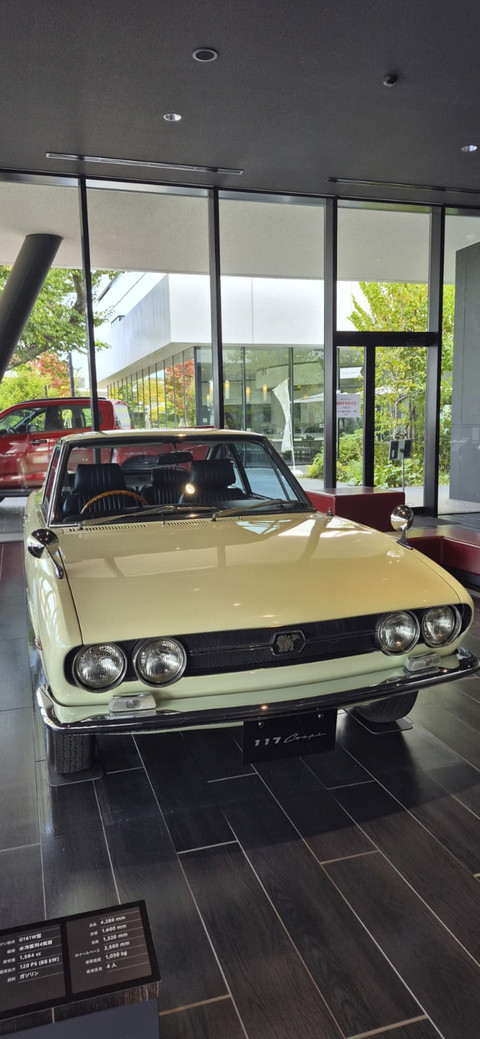 Suasana dan deretan mobil lawas besutan Isuzu di Isuzu Plaza, Jepang. Foto: Angga Sukmawijaya/kumparan