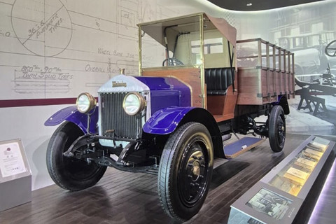 Suasana dan deretan mobil lawas besutan Isuzu di Isuzu Plaza, Jepang. Foto: Angga Sukmawijaya/kumparan