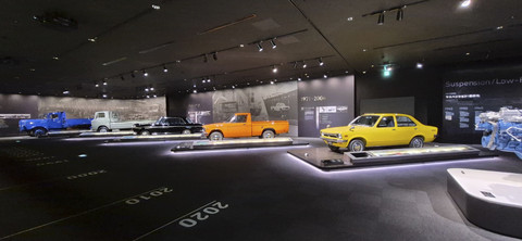 Suasana dan deretan mobil lawas besutan Isuzu di Isuzu Plaza, Jepang. Foto: Angga Sukmawijaya/kumparan