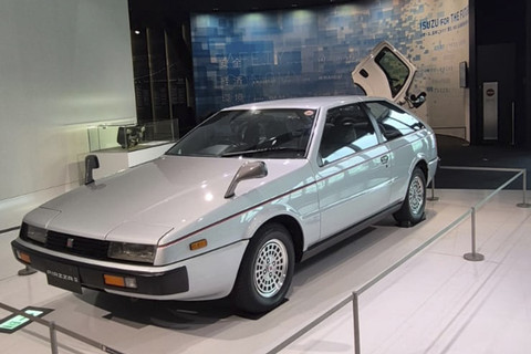 Suasana dan deretan mobil lawas besutan Isuzu di Isuzu Plaza, Jepang. Foto: Angga Sukmawijaya/kumparan