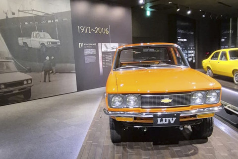 Suasana dan deretan mobil lawas besutan Isuzu di Isuzu Plaza, Jepang. Foto: Angga Sukmawijaya/kumparan