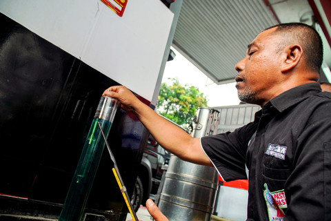 Petugas SPBU melakukan uji mutu bahan bakar minyak (BBM) saat Bupati Lumajang Indah Amperawati Masdar melakukan inspeksi mendadak (sidak) uji mutu BBM di Lumajang, Jawa Timur, Jumat (31/10/2025).  Foto: Irfan Sumanjaya/ANTARA FOTO