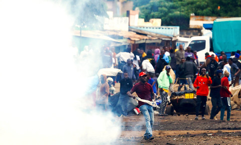 Demonstran bereaksi setelah polisi anti huru hara Tanzania melemparkan tabung gas air mata untuk membubarkan protes sehari setelah pemilu di perbatasan Namanga One-Post, Kenya, Kamis (30/10/2025). Foto: Thomas Mukoya/REUTERS