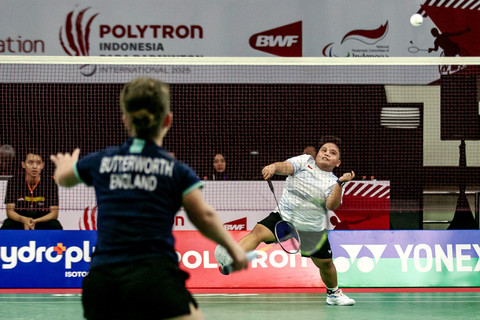 Pebulu tangkis Indonesia Rina Marlina (kanan) berusaha mengembalikan kok pebulu tangkis Inggris Anya Butterworth saat pertandingan SH6 Polytron Indonesia Para Badminton Internasional 2025 di Gor Manahan, Solo, Jawa Tengah,  Jumat (31/10/2025). Foto: Mohammad Ayudha/ANTARA FOTO