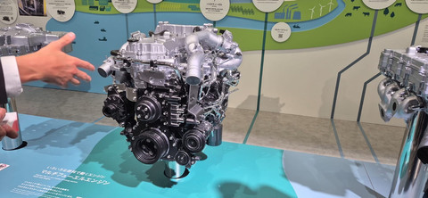 Mesin multi bahan bakar buatan Isuzu dipamerkan di Japan Mobility Show 2025 di Tokyo, Jepang. Foto: Angga Sukmawijaya/kumparan