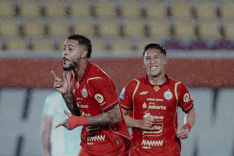 Pemain Persija Jakarta Emaxwell Souza De Lima (kiri) berselebrasi bersama rekannya usai berhasil mencetak gol ke gawang PSBS Biak pada pertandingan BRI Super League di Stadion Manahan, Solo, Jawa Tengah, Jumat (31/10/2025). Foto: Instagram/ @persija