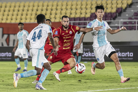 Pemain Persija Jakarta Jordi Amat Maas (tengah) berebut bola dengan dua pemain PSBS Biak Myeonghyeon Hwang (kanan) dan Moses Elias Almendo Madjar (kanan) pada pertandingan BRI Super League di Stadion Manahan, Solo, Jawa Tengah, Jumat (31/10/2025). Foto: Mohammad Ayudha/ANTARA FOTO