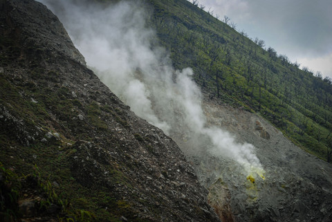 Bahaya yang selalu mengintai setiap langkah pendaki gunung, Pemandangan kawah gunung yang luas dan berasap tipis, menunjukkan kondisi ekstrem yang bisa berbahaya bagi pendaki. Foto ini mengingatkan bahwa risiko di gunung berasal dari alam dan cuaca, bukan dari hal mistis seperti yang sering dipercaya. Credit: Abi Julianda 