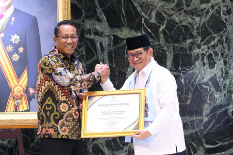 Gubernur DKI Jakarta, Pramono Anung (kiri), Menerima Piagam Penghargaan dalam Mendukung Optimalisasi Posbankum. Foto: Dok. Istimewa.