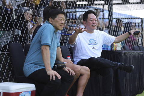 Presiden Direktur Djarum Foundation Victor Hartono (kanan) menghadiri laga Hydroplus Liga sepak bola wanita U-15 & 18 di kawasan Citereup, Bogor, Jawa Barat, Sabtu (1/11/2025). Foto: Iqbal Firdaus/kumparan