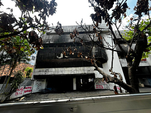 Suasana gedung yang hangus akibat terbakar saat demo Agustus lalu di Kwitang, Jakarta, Sabtu (1/11/2025). Foto: Rayyan Farhansyah/kumparan