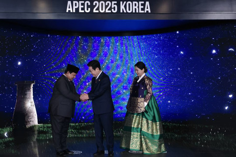 Presiden Prabowo Subianto (kiri) menghadiri jamuan makan malam di KTT APEC, Korea Selatan, Jumat (31/10/2025). Foto: Dok. Biro Pers Sekretariat Presiden