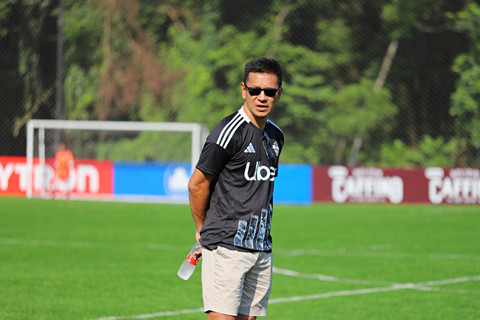 Deputy GM Community Development Djarum Foundation, Teddy Tjahjono memantau pertandingan Hydroplus Liga Sepakbola Putri di kawasan Bogor, Jawa Barat, Sabtu (1/11/2025). Foto: Iqbal Firdaus/kumparan