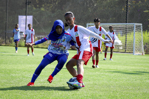 Sejumlah tim dari berbagai sekolah sepakbola wanita berkompetisi dalam Hydroplus Soccer League di Citereup, Bogor, Jawa Barat, Sabtu (1/11/2025). Foto: Iqbal Firdaus/kumparan