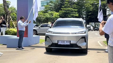 Seremoni penyerahan unit Geely Starray EM-i perdana ke konsumen di Serpong, Tangerang. Foto: Sena Pratama/kumparan