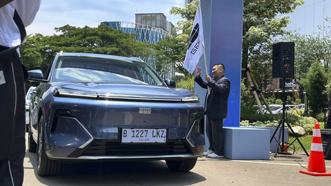 Seremoni penyerahan unit Geely Starray EM-i perdana ke konsumen di Serpong, Tangerang. Foto: Sena Pratama/kumparan
