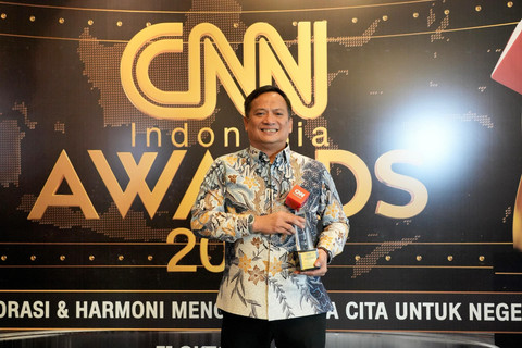 PNM Menerima Pengahargaan Inovasi Keuangan Berkelanjutan untuk Perempuan pada CNN Indonesia Awards 2025. Foto: Dok. PNM.