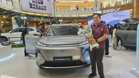 Wijaya, salah satu konsumen perdana Geely Starray EM-i. Foto: Sena Pratama/kumparan