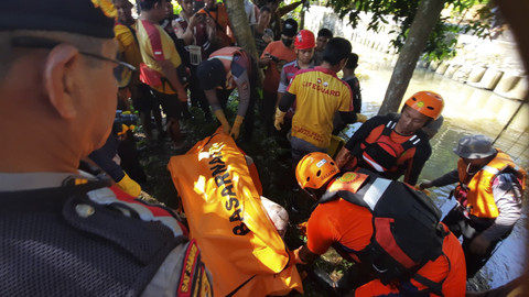 Proses evakuasi wisatawan asal Jakarta ditemukan tewas di aliran sungai akibat terpeleset dan terseret arus, Sabtu (1/11/2025). Foto: Dok. Basarnas Bali