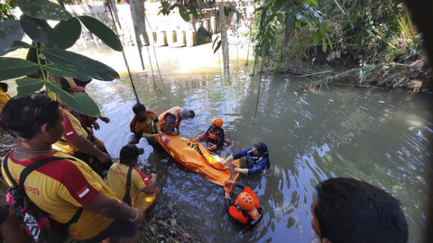 Proses evakuasi wisatawan asal Jakarta ditemukan tewas di aliran sungai akibat terpeleset dan terseret arus, Sabtu (1/11/2025). Foto: Dok. Basarnas Bali