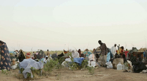 Pengungsi Sudan berkumpul dan duduk di tenda-tenda darurat setelah melarikan diri dari Kota Al-Fashir di Darfur, di Tawila, Sudan, Rabu (29/10/2025). Foto: Mohamed Jamal/Reuters