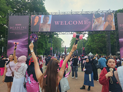 Para pengunjung memadati area GBK, Jakarta untuk menonton konser hari pertama Blackpink bertajuk Deadline in Jakarta, Sabtu (1/11/2025). Foto: Ela Nurlaela/kumparan
