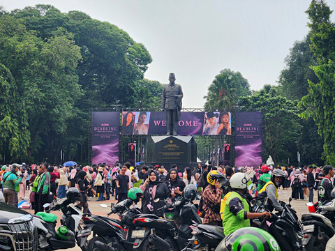 Para pengunjung memadati area GBK, Jakarta untuk menonton konser hari pertama Blackpink bertajuk Deadline in Jakarta, Sabtu (1/11/2025). Foto: Ela Nurlaela/kumparan