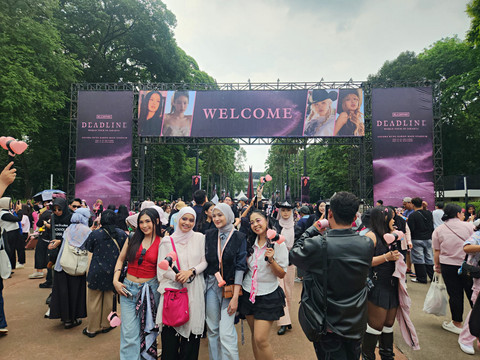 Para pengunjung memadati area GBK, Jakarta untuk menonton konser hari pertama Blackpink bertajuk Deadline in Jakarta, Sabtu (1/11/2025). Foto: Ela Nurlaela/kumparan