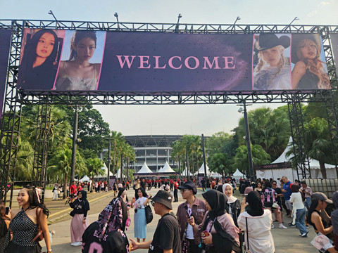 Para pengunjung memadati area GBK, Jakarta untuk menonton konser hari pertama Blackpink bertajuk Deadline in Jakarta, Sabtu (1/11/2025). Foto: Ela Nurlaela/kumparan