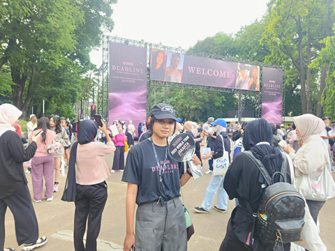 Blink asal Karawang, Ida berpose saat akan menyaksikan konser Blackpink di hari pertama di SUGBK, Sabtu (1/11/2025). Foto: Ela Nurlaela/kumparan