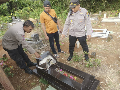 Makam yang dirusak di TPU Desa Bantur Timur, Kabupaten Malang. Foto: Dok. Polsek Bantur