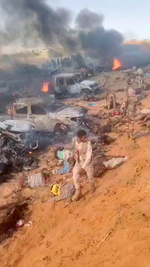 Anggota paramiliter Rapid Support Forces (RSF) berjalan di tengah-tengah mayat orang tak bersenjata dan kendaraan yang terbakar, selama serangan, di dekat al-Fashir, Sudan pada 27 Oktober 2025. Foto: Reuters