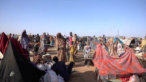 Warga Sudan yang terusir berkumpul dan duduk di tenda-tenda darurat setelah melarikan diri dari kota Al-Fashir di Darfur, di Tawila, Sudan, 29 Oktober 2025. Foto: REUTERS/Mohamed Jamal