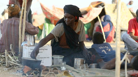 Seorang perempuan Sudan yang mengungsi saat membuat teh di tenda darurat setelah melarikan diri dari kota Al-Fashir di Darfur, di Tawila, Sudan, 29 Oktober 2025. Foto: REUTERS/Mohamed Jamal