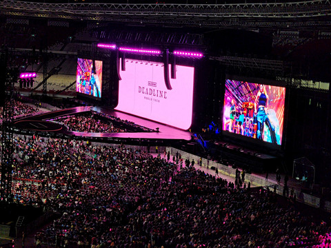Para penonton konser Blackpink Deadline memenuhi venue sambil bernyanyi di SUGBK, Jakarta, Sabtu (1/11/2025). Foto: Ela Nurlaela/kumparan