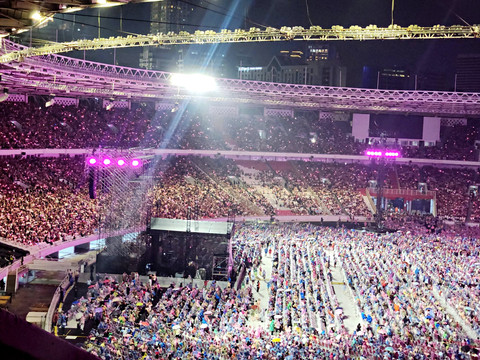 Para penonton konser Blackpink Deadline memenuhi venue sambil bernyanyi di SUGBK, Jakarta, Sabtu (1/11/2025). Foto: Ela Nurlaela/kumparan