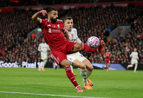 Mohamed Salah dan Lucas Digne saat Liverpool vs Aston Villa di Stadion Anfield dalam laga pekan ke-10 Liga Inggris 2025/26 digelar pada Minggu (2/11) dini hari WIB. Foto: REUTERS/Phil Noble