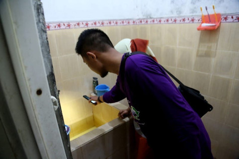 Pemeriksaan jentik-jentik nyamuk sebagai upaya mencegah DBD. Foto: Diskominfo Surabaya 