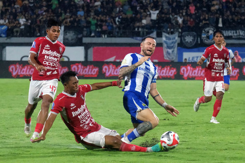 Pesepak bola Bali United Rizky Dwi (kedua kiri) berebut bola dengan pesepak bola Persib Bandung Marc Klok (tengah) pada pertandingan Super League di Stadion Kapten I Wayan Dipta, Gianyar, Bali, Sabtu (1/11/2025). Foto: Nyoman Hendra Wibowo/ANTARA FOTO