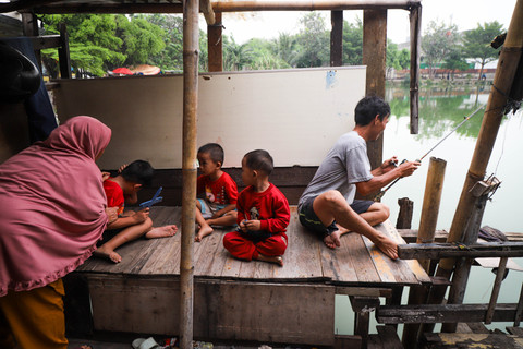 Sejumlah warga beraktivitas di Kampung Apung, Kapuk Teko, Kalideres, Jakarta Barat. Foto: Iqbal Firdaus/kumparan