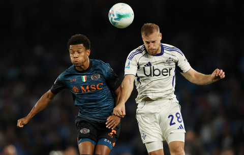 Ivan Smolcic dari Como beraksi bersama David Neres dari Napoli pada pertandingan Liga Italia antara Napoli vs Como di Stadio Diego Armando Maradona, Naples, Italia, Minggu (2/11/2025) dini hari WIB. Foto: Ciro De Luca/REUTERS